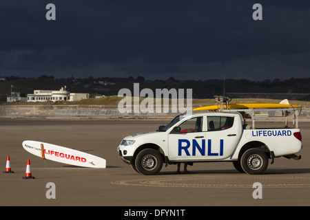 RNLI Rettungsschwimmer am Strand von St-Ouen Jersey Mitsubishi L200 RNLI Rettungsschwimmer 4 x 4-Kanal-Inseln Stockfoto