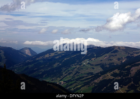 Die Volderglemmtal von der Schmittenhöhe über Zell am See mit Blick auf Saalbach bin sehen Pinzgau Salzbergerland Österreich Stockfoto