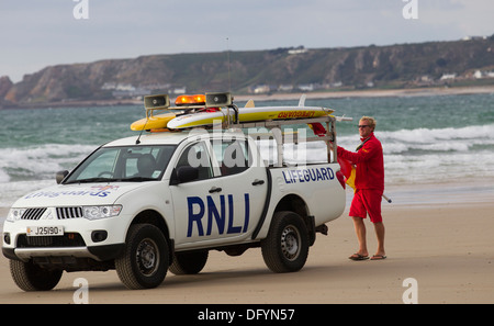 RNLI Rettungsschwimmer am Strand von St-Ouen Jersey Mitsubishi L200 RNLI Rettungsschwimmer 4 x 4-Kanal-Inseln Stockfoto