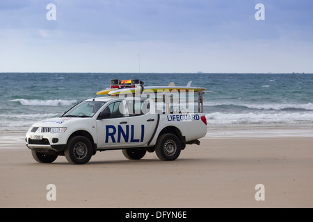 RNLI Rettungsschwimmer am Strand von St-Ouen Jersey Mitsubishi L200 RNLI Rettungsschwimmer 4 x 4-Kanal-Inseln Stockfoto