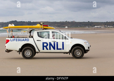 RNLI Rettungsschwimmer am Strand von St-Ouen Jersey Mitsubishi L200 RNLI Rettungsschwimmer 4 x 4-Kanal-Inseln Stockfoto