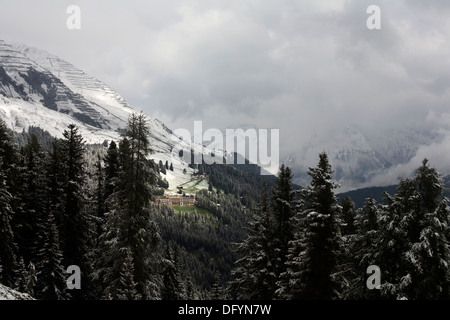 Wellen, Sonne und Wolken über den Bergen das Landwasser Tal Davos Graubünden Schweiz Stockfoto