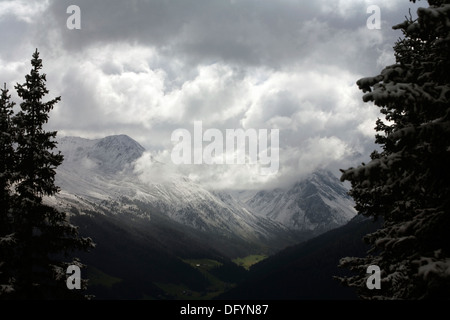 Wellen, Sonne und Wolken über den Bergen das Landwasser Tal Davos Graubünden Schweiz Stockfoto