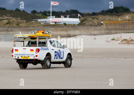 RNLI Rettungsschwimmer am Strand von St-Ouen Jersey Mitsubishi L200 RNLI Rettungsschwimmer 4 x 4-Kanal-Inseln Stockfoto