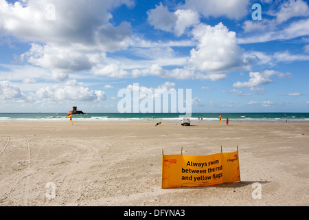 RNLI Rettungsschwimmer am Strand von St-Ouen Jersey Mitsubishi L200 RNLI Rettungsschwimmer, 4 x 4 & La Rocco Tower Kanalinseln Stockfoto