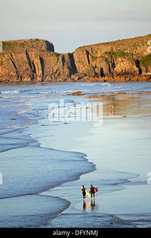 Surfer am Strand von San "Antolin", Llanes, Asturien Stockfoto