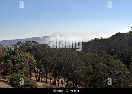 Küstennebel fließt über San Bruno Berg von Glen Park in San Francisco gesehen. Stockfoto