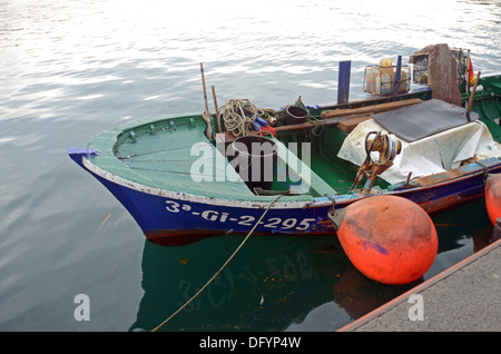Fischerboot bei Sonnenuntergang in Sella River, Ribadesella Stockfoto