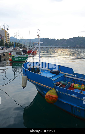 Fischerboot bei Sonnenuntergang in Sella River, Ribadesella Stockfoto