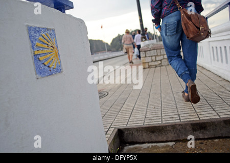 Camino de Santiago Shell anmelden Brücke Wand, Ribadesella Stockfoto