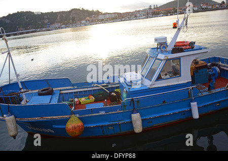 Fischerboot bei Sonnenuntergang in Sella River, Ribadesella Stockfoto