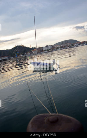 Fischerboot bei Sonnenuntergang in Sella River, Ribadesella Stockfoto