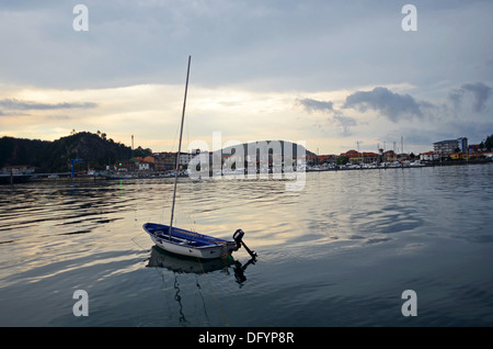 Fischerboot bei Sonnenuntergang in Sella River, Ribadesella Stockfoto