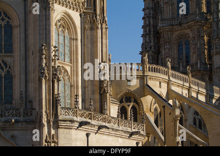 Detail der gotischen Bögen, Fenster und Strebepfeiler von The North Face der Kathedrale von Burgos, Burgos, Castilla y Leon. Spanien Stockfoto