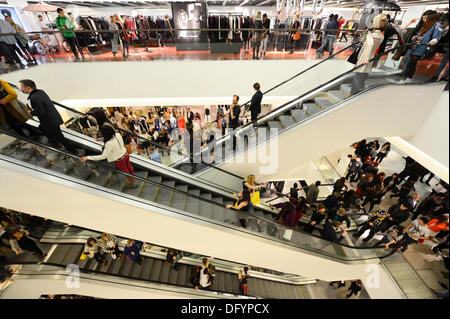 Manchester, UK. 10. Oktober 2013. Shopper-strömen in das Selfridges speichern im Stadtzentrum von Manchester, als Teil der 2013 Vogue Fashion Night Out Veranstaltung zur Unterstützung der karitativen Einrichtungen, Save the Children und Dress for Success. Über 150 Händler statt shopping-Events, Märkte und Musik im Zentrum Stadt. Bildnachweis: Russell Hart/Alamy Live-Nachrichten. Stockfoto