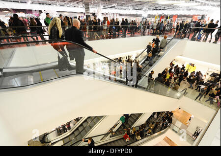 Manchester, UK. 10. Oktober 2013. Shopper-strömen in das Selfridges speichern im Stadtzentrum von Manchester, als Teil der 2013 Vogue Fashion Night Out Veranstaltung zur Unterstützung der karitativen Einrichtungen, Save the Children und Dress for Success. Über 150 Händler statt shopping-Events, Märkte und Musik im Zentrum Stadt. Bildnachweis: Russell Hart/Alamy Live-Nachrichten. Stockfoto