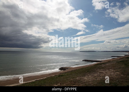 Gewitterwolken über zuvorkommend Strand, Dorset, England Stockfoto