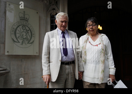 Peter und Hazel Mary Bull kommen beim Obersten Gerichtshof in central London Großbritannien 10. Oktober 2013. Stockfoto