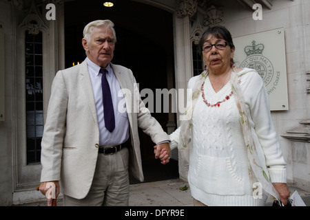 Peter und Hazel Mary Bull kommen beim Obersten Gerichtshof in central London Großbritannien 10. Oktober 2013. Stockfoto