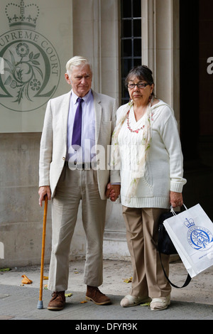 Peter und Hazel Mary Bull kommen beim Obersten Gerichtshof in central London Großbritannien 10. Oktober 2013. Stockfoto