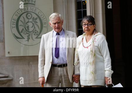 Peter und Hazel Mary Bull kommen beim Obersten Gerichtshof in central London Großbritannien 10. Oktober 2013. Stockfoto