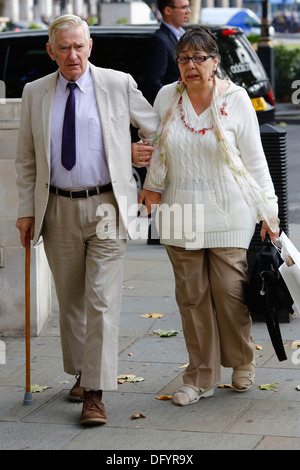 Peter und Hazel Mary Bull kommen beim Obersten Gerichtshof in central London Großbritannien 10. Oktober 2013. Stockfoto