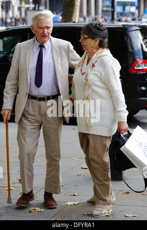 Peter und Hazel Mary Bull kommen beim Obersten Gerichtshof in central London Großbritannien 10. Oktober 2013. Stockfoto