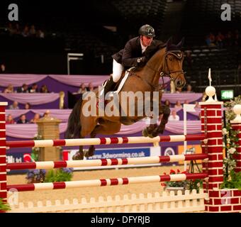 Birmingham, Vereinigtes Königreich. 9. Oktober 2013. Klasse 4. Addington Manor Talent Seekers inc. 7-jährige Meisterschaft Pferd des Jahres zeigen. Gewinner des Talent Seekers. Kerl Williams von Kent Reiten ZAIRE, im Besitz von Caroline Phillips. (HOYS). National Exhibition Centre (NEC). Birmingham. VEREINIGTES KÖNIGREICH. 10.09.2013. Bildnachweis: Sport In Bilder/Alamy Live-Nachrichten Stockfoto