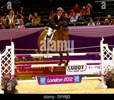 Birmingham, Vereinigtes Königreich. 9. Oktober 2013. Klasse 4. Addington Manor Talent Seekers inc. 7-jährige Meisterschaft Pferd des Jahres zeigen. Gewinner des Talent Seekers. Kerl Williams von Kent Reiten ZAIRE, im Besitz von Caroline Phillips. (HOYS). National Exhibition Centre (NEC). Birmingham. VEREINIGTES KÖNIGREICH. 10.09.2013. Bildnachweis: Sport In Bilder/Alamy Live-Nachrichten Stockfoto