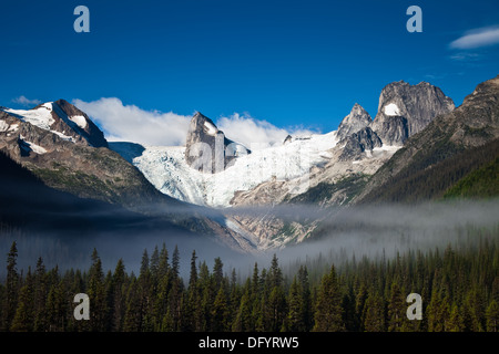 Morgennebel gegen den Bugaboo-Gletscher Stockfoto