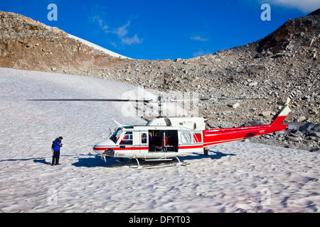 Helikopter geparkt neben dem oberen Vowell Gletscher im Bugaboo Provincial Park Stockfoto