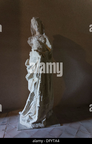 Frankreich, Carcassonne, Aude - das Schlossmuseum. La Vierge De La Porte Narbonnaise (Jungfrau des Tores Narbonne), Statuen. Stockfoto