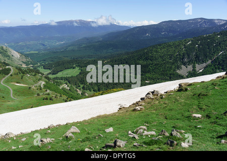 Frankreich, Ariège - D25 Weg, pass Col de Paillères oder Pailheres, von Ost nach Ax-Les-Thermes. Der Gipfel mit Schnee im Juni. Stockfoto