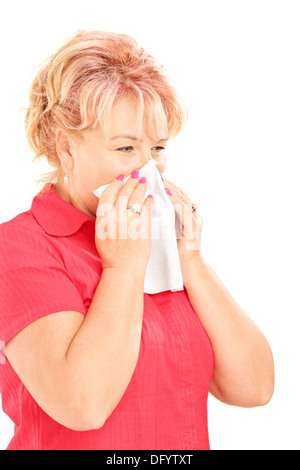 Reife Frau bläst ihre Nase in Seidenpapier wegen seiner Krankheit infiziert Stockfoto