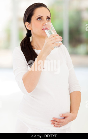 gesunde Schwangere Frau Trinkwasser Stockfoto