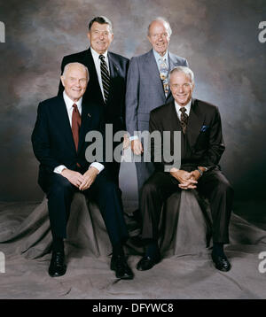 Studio-Porträt der vier verbliebenen 7 Mercury-Astronauten an der Rezeption nach Alan Shepards Trauerfeier 5. August 1998. Von links nach rechts: John Glenn, Scott Carpenter, Walter Schirra und Gordon Cooper.  Zimmermann, starb einer der ursprünglichen Quecksilber sieben Astronauten und der zweite Amerikaner, um die Erde zu umkreisen 10. Oktober 2013 im Alter von 88 Jahren. Stockfoto