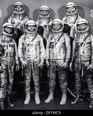 Das Gruppenbild der ursprünglichen sieben Astronauten für die Mercury-Projekt 27. April 1959 in Houston, Texas. Von links nach rechts vorne: Walter M. Wally Schirra, Donald K. Deke Slayton, John H. Glenn, Jr., und Scott Carpenter. Von links nach rechts hinten: Alan B. Shepard, Virgil I. Gus Grissom und L. Gordon Cooper, Jr. Carpenter, einer der ursprünglichen Quecksilber sieben Astronauten und der zweite Amerikaner, um die Erde zu umkreisen starb 10. Oktober 2013 im Alter von 88 Jahren. Stockfoto