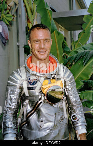 NASA Astronaut Scott Carpenter Astronaut Scott Carpenter stellt in seinem Raumanzug 22. Mai 1962 in Cape Canaveral, FL. Carpenter die ursprüngliche Quecksilber sieben Astronauten und die zweite Amerikaner, der die Erde umkreisen starb 10. Oktober 2013 im Alter von 88 Jahren. Stockfoto