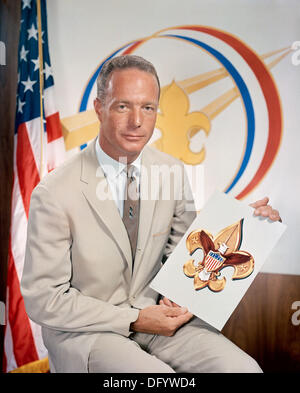 NASA Astronaut Scott Carpenter Porträt in Zivilkleidung holding Bild der Pfadfinder Emblem Oktober 1962 in Cape Canaveral, FL. Carpenter eines der ursprünglichen Quecksilber sieben Astronauten und der zweite Amerikaner, der die Erde umkreisen starb 10. Oktober 2013 im Alter von 88 Jahren. Stockfoto