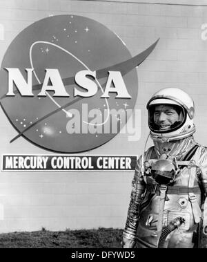 NASA Astronaut Scott Carpenter steht vor der Quecksilber-Leitstelle 9. Mai 1962 in Cape Canaveral, FL. Carpenter, einer der ursprünglichen Quecksilber sieben Astronauten und die zweite Amerikaner, der die Erde umkreisen starb 10. Oktober 2013 im Alter von 88 Jahren. Stockfoto