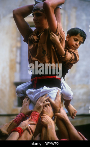 Xiquets de Reus. "Castellers" menschliche Turm, eine katalanische Tradition zu bauen. Plaça Nova.Alcover.Tarragona Provinz, Katalonien, Spanien Stockfoto