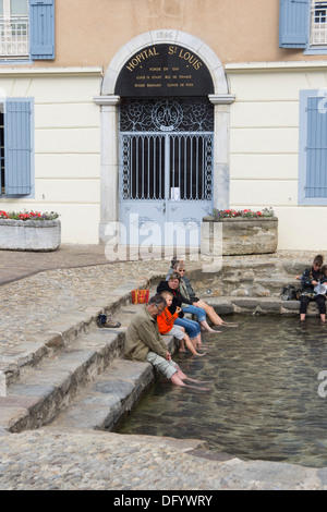 Frankreich, greifen Ariege, Pyrenäen - Ax-Les-Thermes Kurstadt und Ski. Sitzen mit Füßen in der Schwefel-Thermalbad. Stockfoto