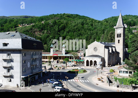 Frankreich, greifen Ariege, Pyrenäen - Ax-Les-Thermes Kurstadt und Ski. Ansicht mit Casino. Stockfoto