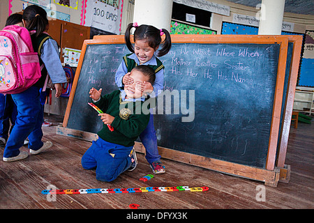 Kinder im Schulzimmer. Tibetische Kinder Dorf, Dharamsala Himachal Pradesh Zustand, Indien, Asien Stockfoto