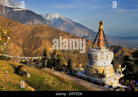 Stupa in Lhagyal Ri, in der Nähe von Tsuglagkhang Complex. Im Hintergrund das Himalaya-Gebirge. McLeod Ganj, Dharamsala, Himachal Pradesh Stockfoto