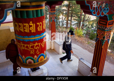 Gebet, Rad in Lhagyal-Ri, in der Nähe von Tsuglagkhang complex, McLeod Ganj, Dharamsala, Himachal Pradesh Zustand, Indien, Asien Stockfoto