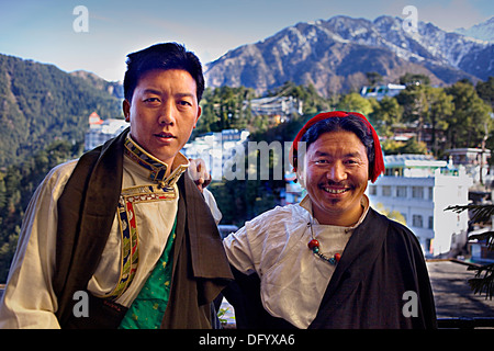 Tibetische Männer tragen typische Kleid in Namgyal Kloster in Tsuglagkhang complex. McLeod Ganj, Dharamsala Himachal Pradesh stat Stockfoto