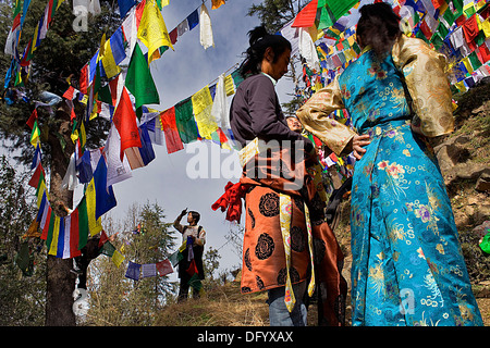 Menschen, die tibetische Gebetsfahnen in Lhagyal-Ri, in der Nähe von Tsuglagkhang complex, McLeod Ganj, Dharamsala, Staat Himachal Pradesh In hängen Stockfoto