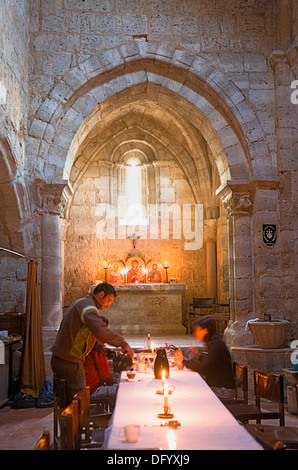 Pilger, die Einnahme von Frühstück in San Nicolas Ermitage. Ist ein Pilgrim´s Hostel. Provinz Burgos. Spanien. Camino de Santiago Stockfoto