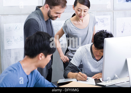 Junge Erwachsene, die im Büro arbeiten Stockfoto